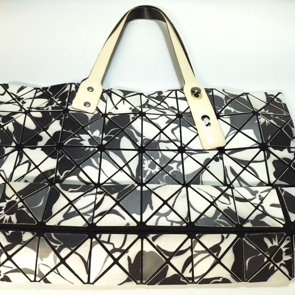 Inzi Black & White Silicone Plastic Triangle Geometric Purse - Picture 2 of 12